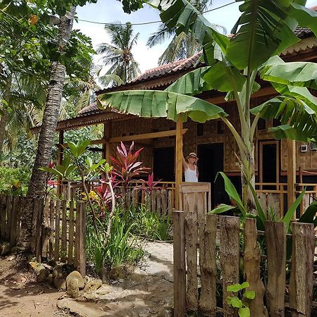Red Island Bungalows Pasanggaran Exteriör bild