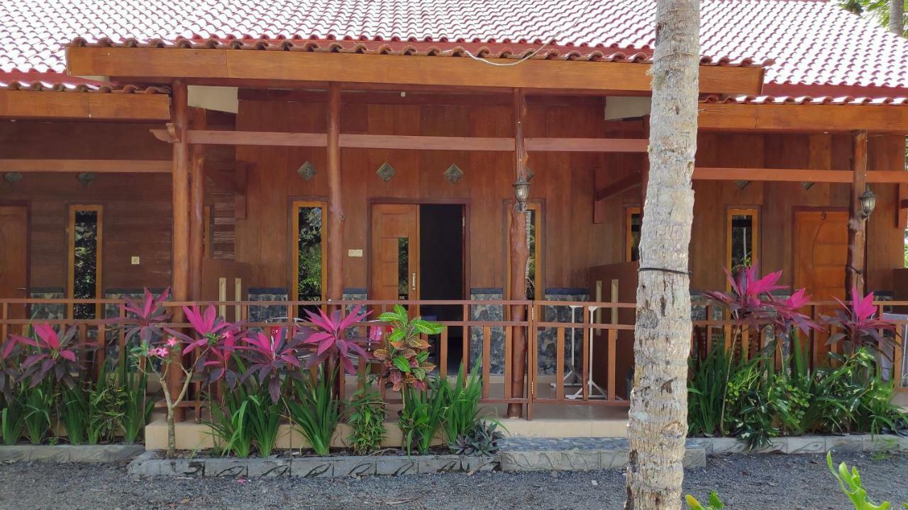 Red Island Bungalows Pasanggaran Exteriör bild